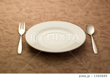 1560889