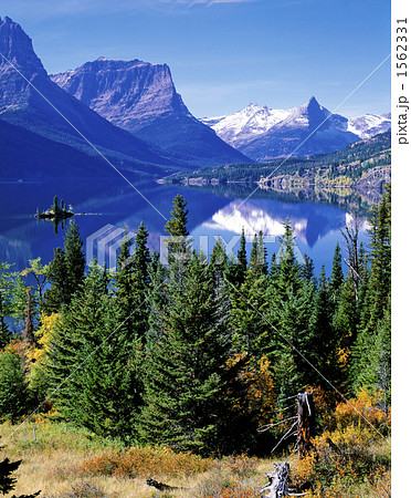 秋のセントメリーレイク 1562331