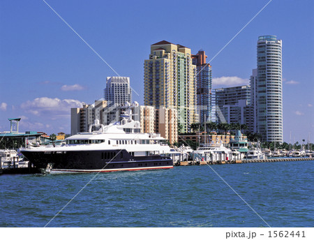 マイアミビーチ市の近代ビル群 1562441