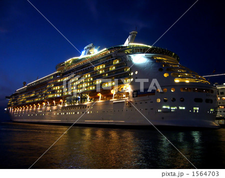 イルミネーションが美しい港に停泊中の豪華客船 イルミネーションが美しい港に停泊中の豪華客船 1564703