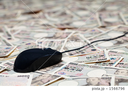 お金の上のマウス 1566796