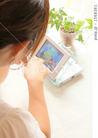 発電モニタを確認する女性 発電モニタを確認する女性 1568361