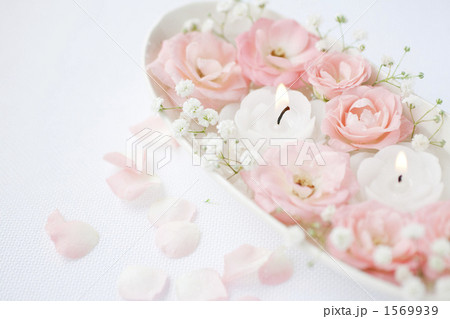 アロマキャンドルとピンク色の薔薇の写真素材
