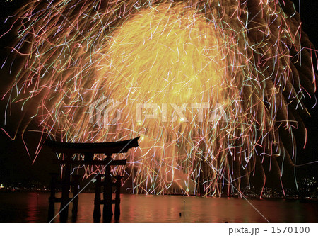 【バーチャル背景】夏をイメージした花火の背景。Web会議、テレワーク、オンライン飲み会にオススメ!! 1570100