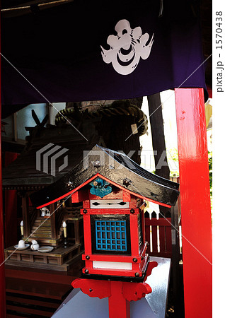 祠（ほこら）の灯篭 1570438