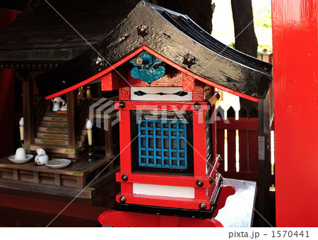 祠（ほこら）の灯篭 1570441