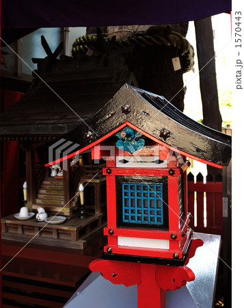 祠（ほこら）の灯篭 1570443