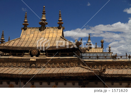 青空と仏塔（中国チベット） 1571620