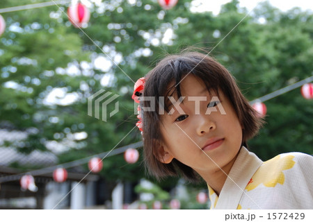夏祭りで浴衣を着る女の子 1572429