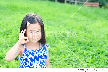 オーケーサインをするこども＠夏の公園 1573838