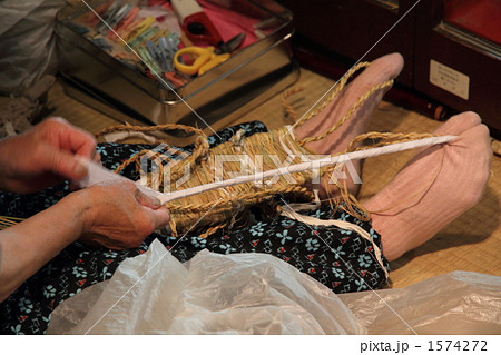 わら草履を作る女性 わら草履を作る女性 1574272