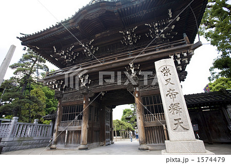 東京　柴又帝釈天の参道 1574479