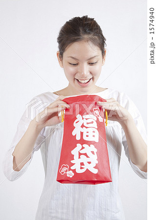 笑顔で福袋を開ける女性 1574940