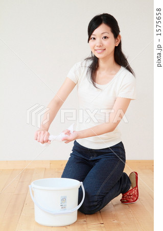 拭き掃除する女性 1575658