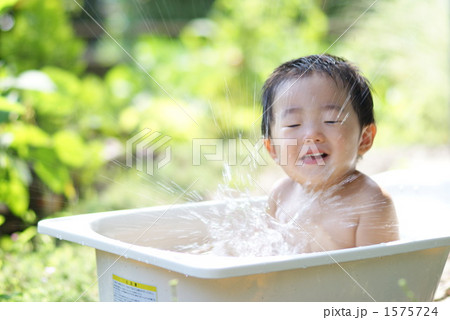 外でお風呂　水がはねたよ 1575724