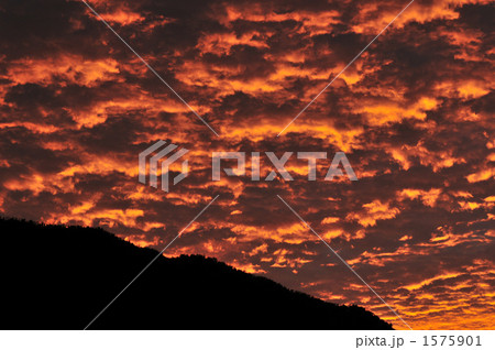 燃えるような朝焼け 1575901