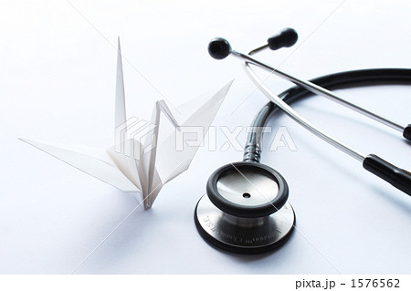 聴診器と折り鶴W01 1576562