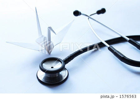 聴診器と折り鶴W02 1576563