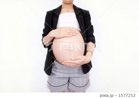 スーツを着た妊婦のお腹 スーツを着た妊婦のお腹 1577252