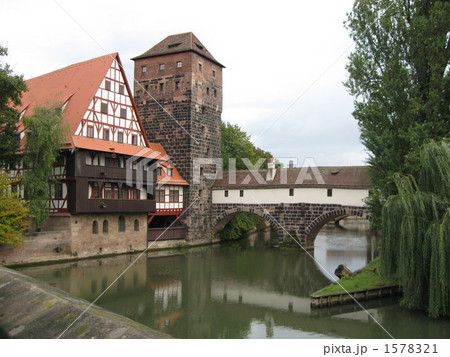 ﾆｭｰﾙﾝﾍﾞﾙｸﾞの川辺の家並み 1578321