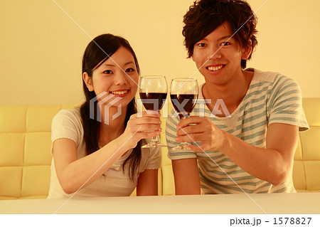 ワインで乾杯する二人（夜イメージ） 1578827
