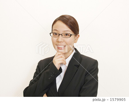 考える女性 1579905