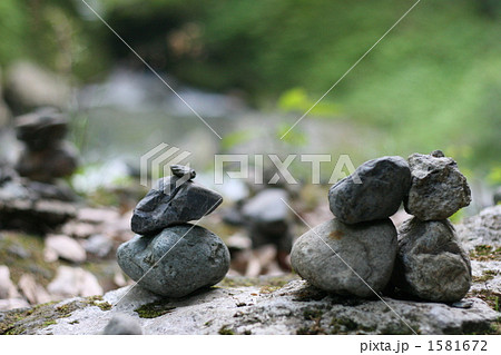 河原の積み石の写真素材