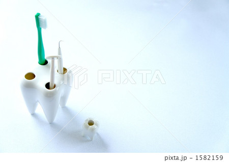 歯ブラシとミラーと歯ブラシ立て 歯ブラシとミラーと歯ブラシ立て 1582159