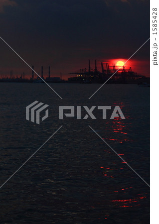 セントーサ島から望むシンガポール港と夕日 1585428