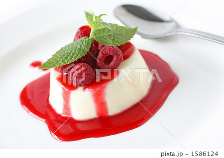 パンナコッタ、ラズベリーソース添え パンナコッタ、ラズベリーソース添え 1586124