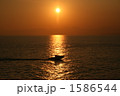 夕方と夜の境界を過ぎていくボート 1586544