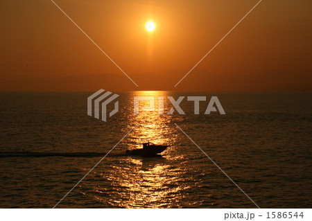 夕方と夜の境界を過ぎていくボート 夕方と夜の境界を過ぎていくボート 1586544