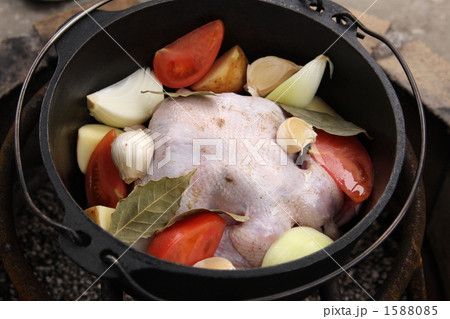 ダッチオーブン鶏まるごと一羽料理の写真素材