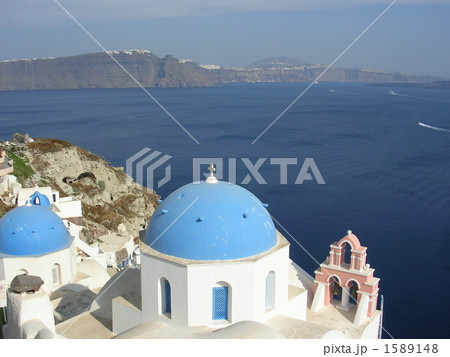 カルデラに建つドーム型の教会 サントリーニ島 の写真素材 1589148 Pixta