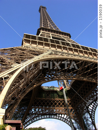 真下からのエッフェル塔 1590039