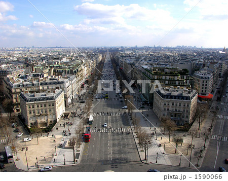 凱旋門から見えるシャンゼリゼ通り 1590066