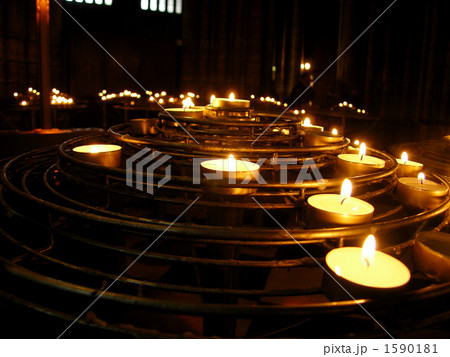 ノートルダム大聖堂のキャンドルスタンド 1590181