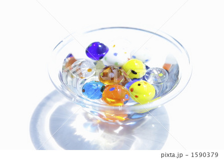 水の中のビー玉の写真素材