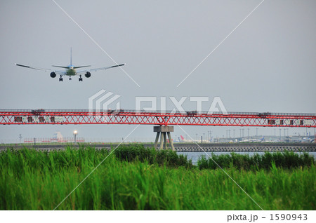 着陸態勢の飛行機 着陸態勢の飛行機 1590943