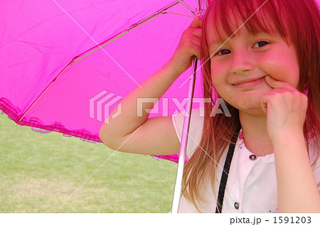 傘とハーフの子の写真素材
