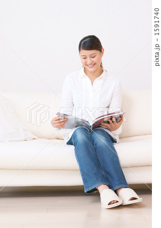 雑誌を見る主婦 1591740