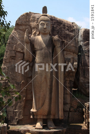 スリランカ　アウナカ仏陀立像 1591841