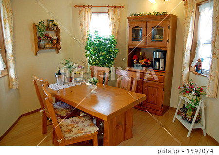 ダイニングルーム パイン材のカントリースタイル インテリア 1592074