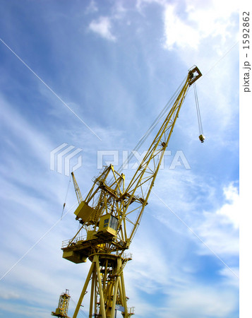青空にそびえる黄色のクレーン 1592862