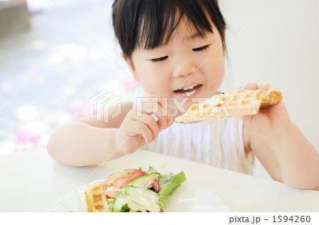 おいしそうにランチを食べる３歳の女の子 1594260