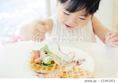 楽しそうにランチを食べる3歳の女の子 楽しそうにランチを食べる3歳の女の子 1594263