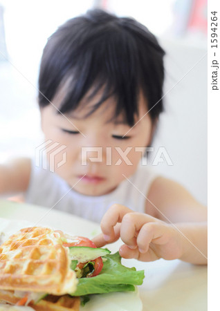 ３歳の幼女と苦手な食べ物の写真素材
