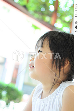 ３歳の女の子の横顔 明るい背景の写真素材