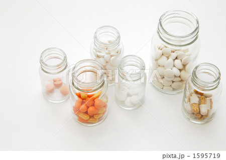 薬ビンと飲み薬 1595719