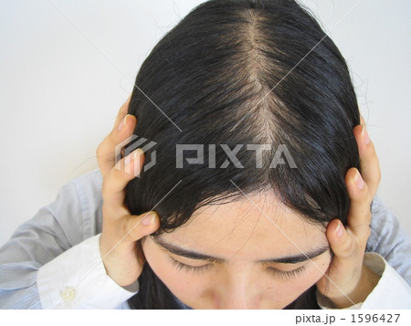 薄毛に悩む女性の写真素材